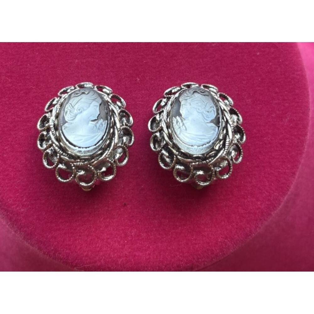 Vintage White And Silver Tone Cameo Round Clip-On Earrings